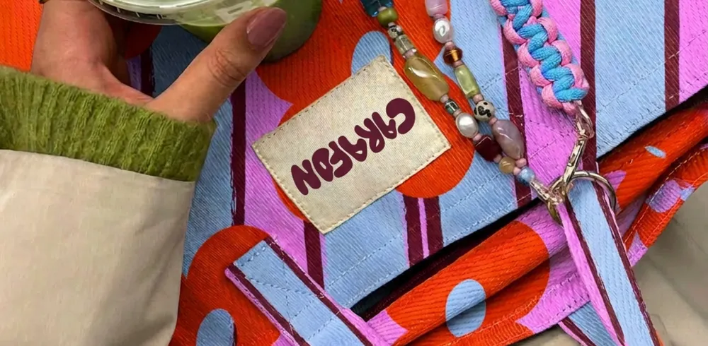 Étiquette tissée Carafon cousue sur un sac à motifs fleuris