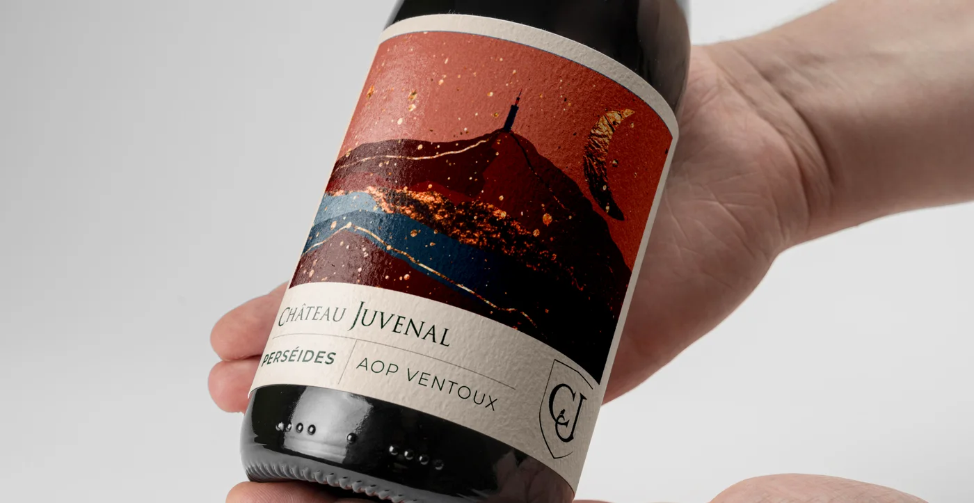 Bouteille Perséides rouge tenue en main