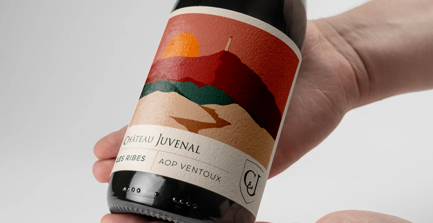 Bouteille Les Ribes à l'étiquette rouge, tenue en main