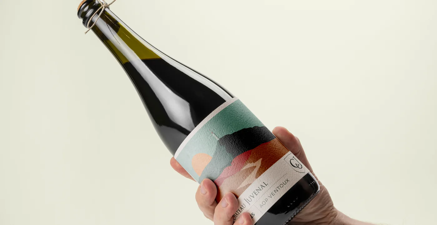 La bouteille Les Ribes entière, ficelle au goulot