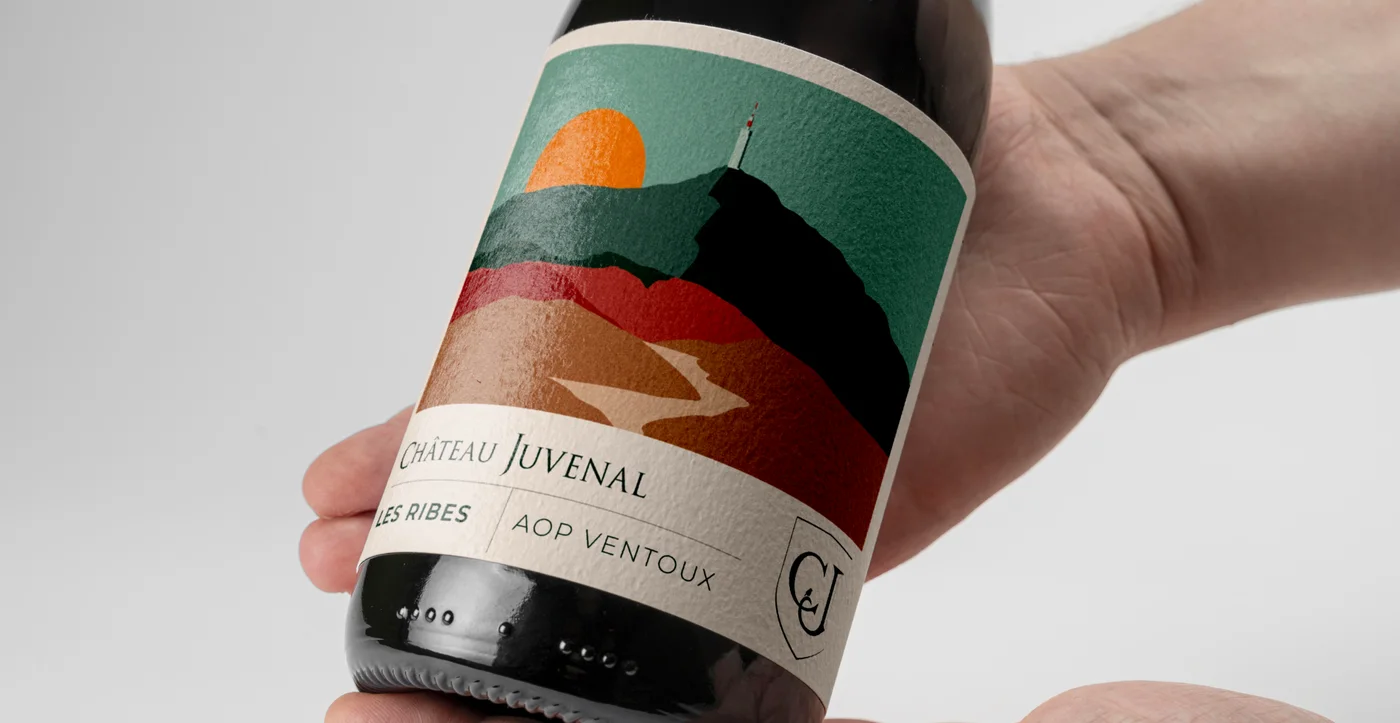 Bouteille Les Ribes à l'étiquette verte, tenue en main