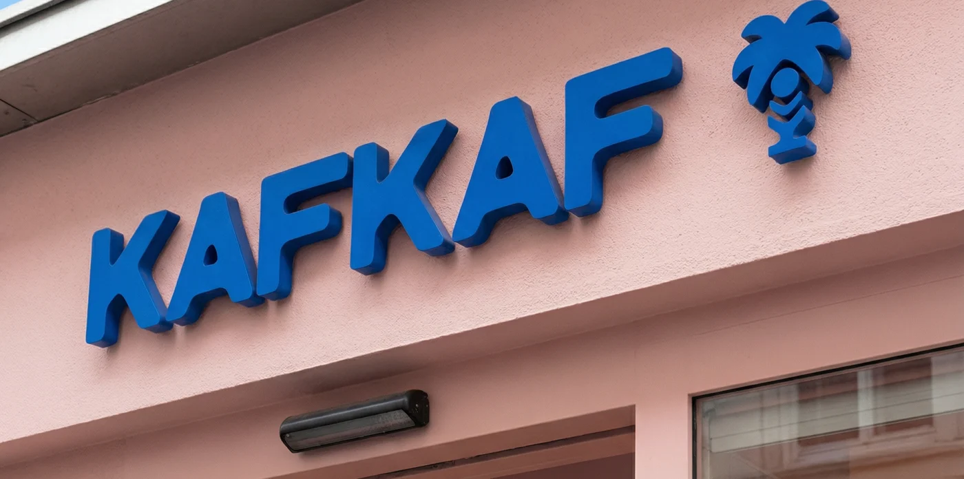 L'enseigne Kafkaf en lettres bleues en relief sur une façade rose