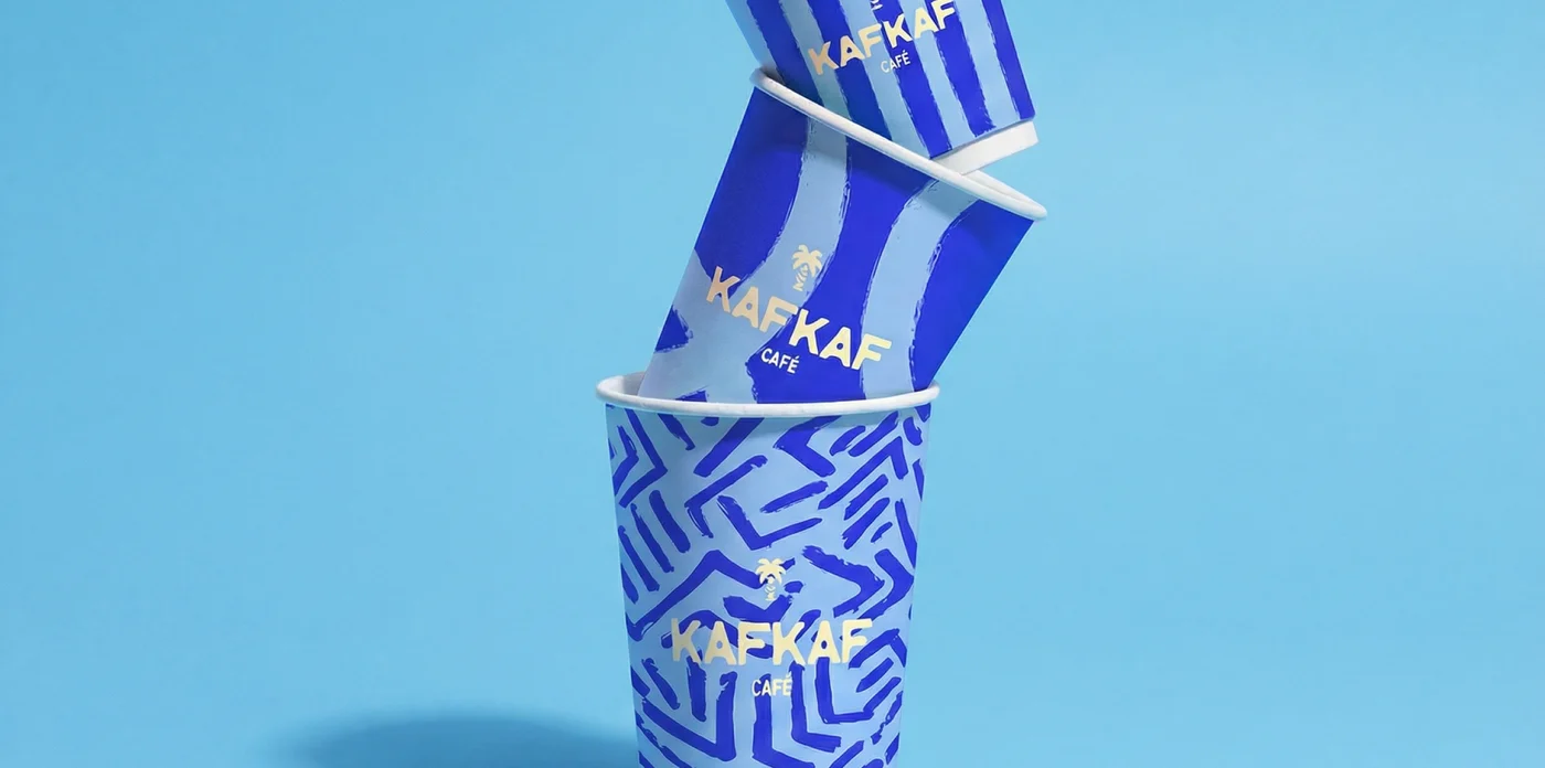 Trois gobelets Kafkaf empilés, rayures et motifs bleus