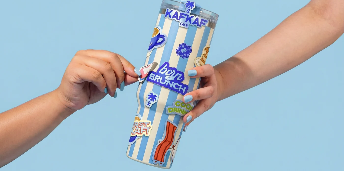 Une gourde rayée couverte de stickers Kafkaf