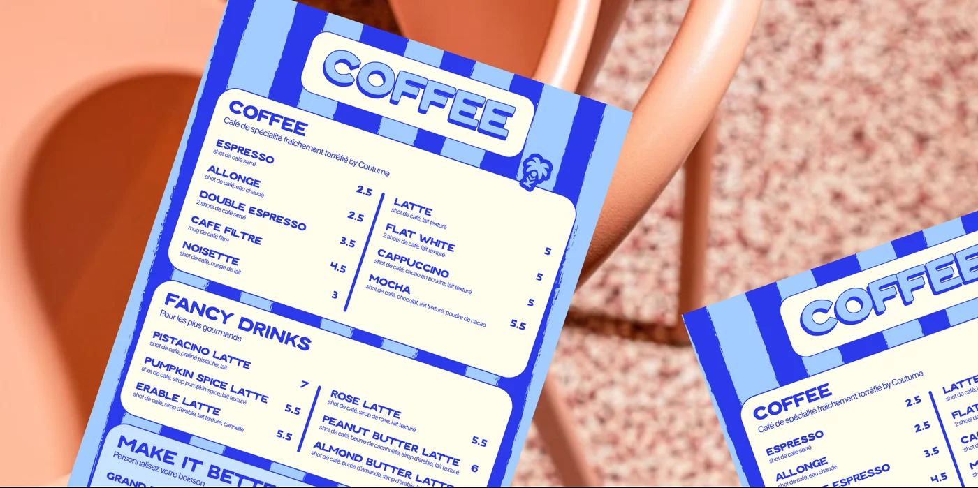Le menu Coffee, rayé bleu, posé sur une chaise terracotta