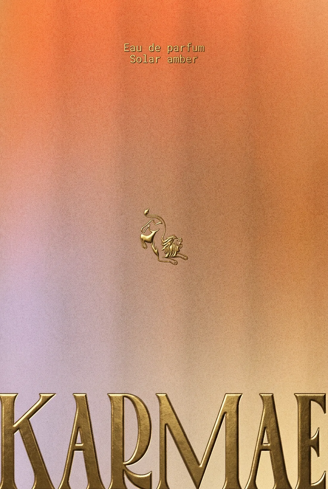 Affiche Karmae Solar amber : le lion doré en relief et le logotype KARMAE sur un dégradé orange et lilas