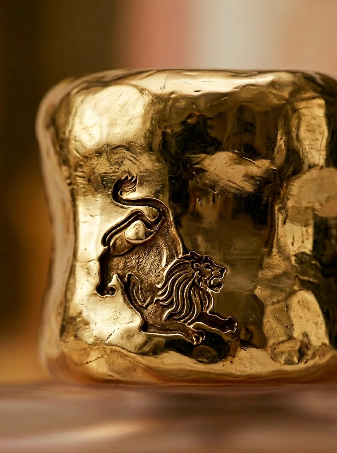 Bouchon doré martelé gravé du lion de Leo