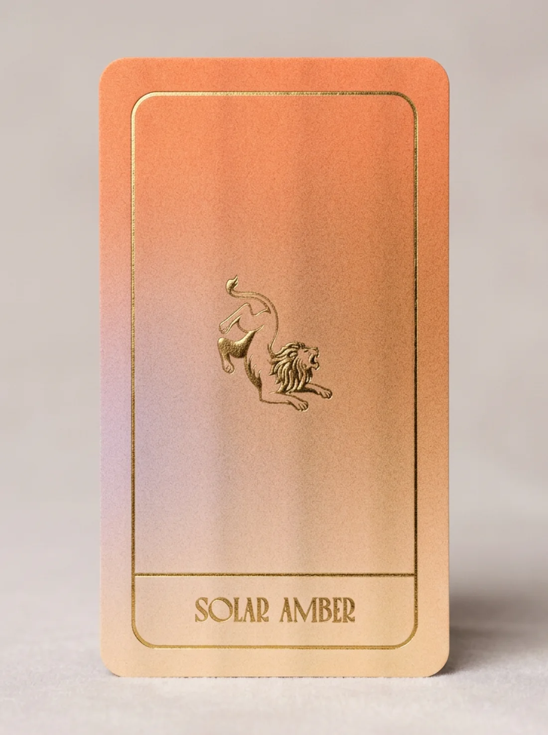 Carte Solar amber, dégradé orange et lilas, lion doré à chaud