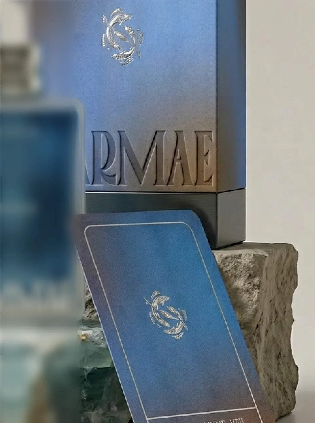 Coffret bleu et sa carte posée sur une pierre brute
