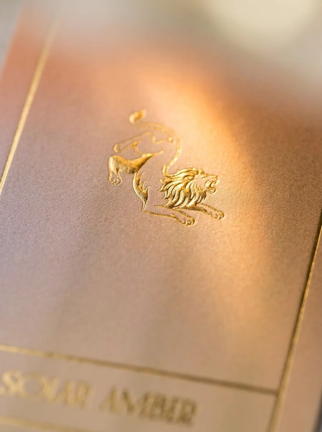 Gros plan sur le lion doré gaufré de la carte Solar amber