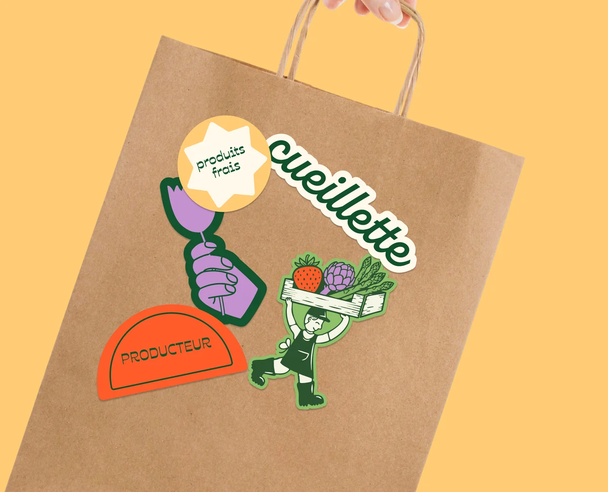 Sac kraft couvert des stickers de la marque, sur fond jaune