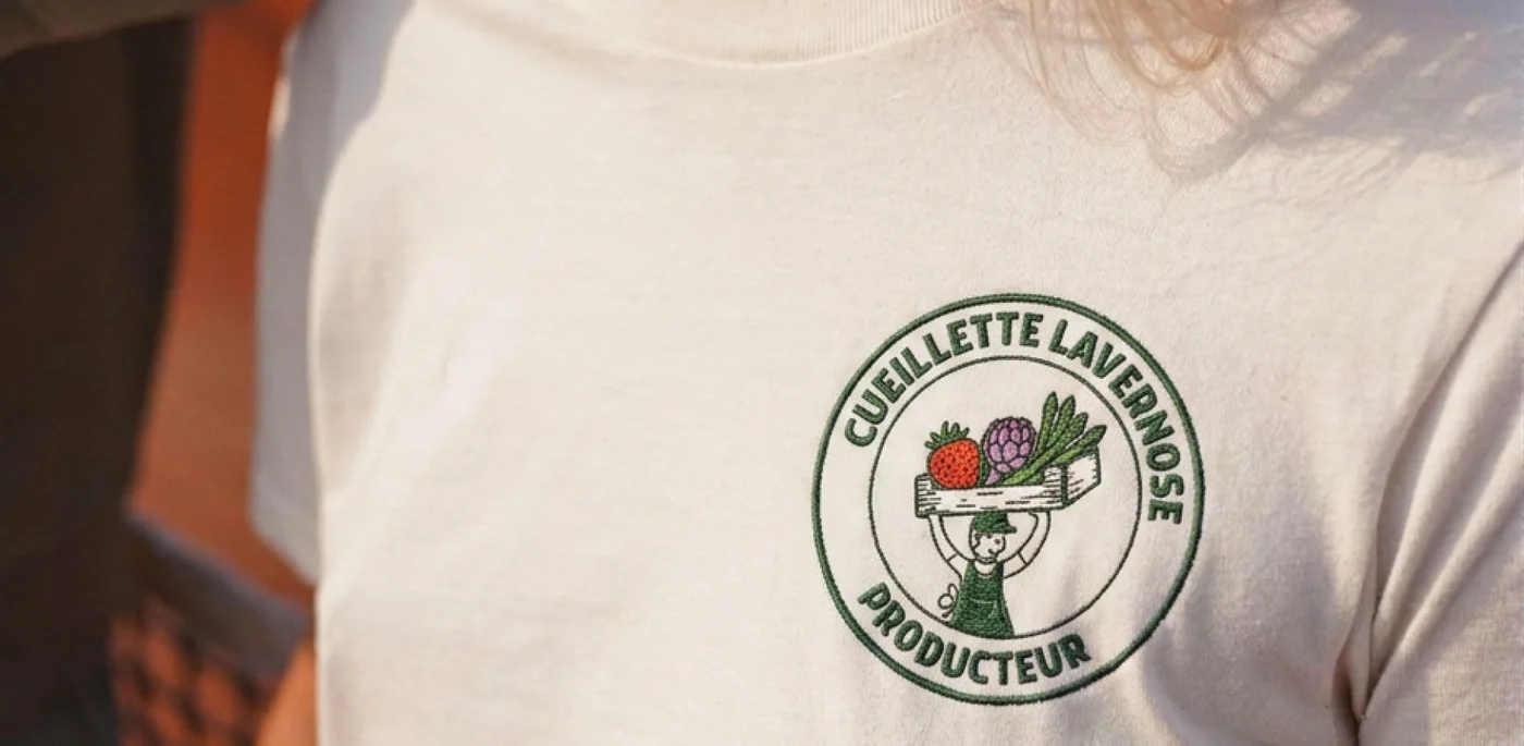 Écusson brodé « Cueillette Lavernose Producteur » sur un t-shirt
