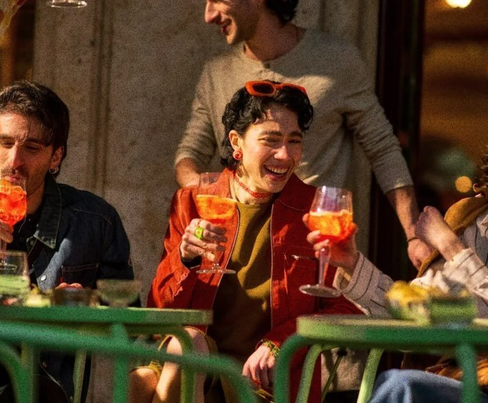 Des amis trinquent en terrasse
