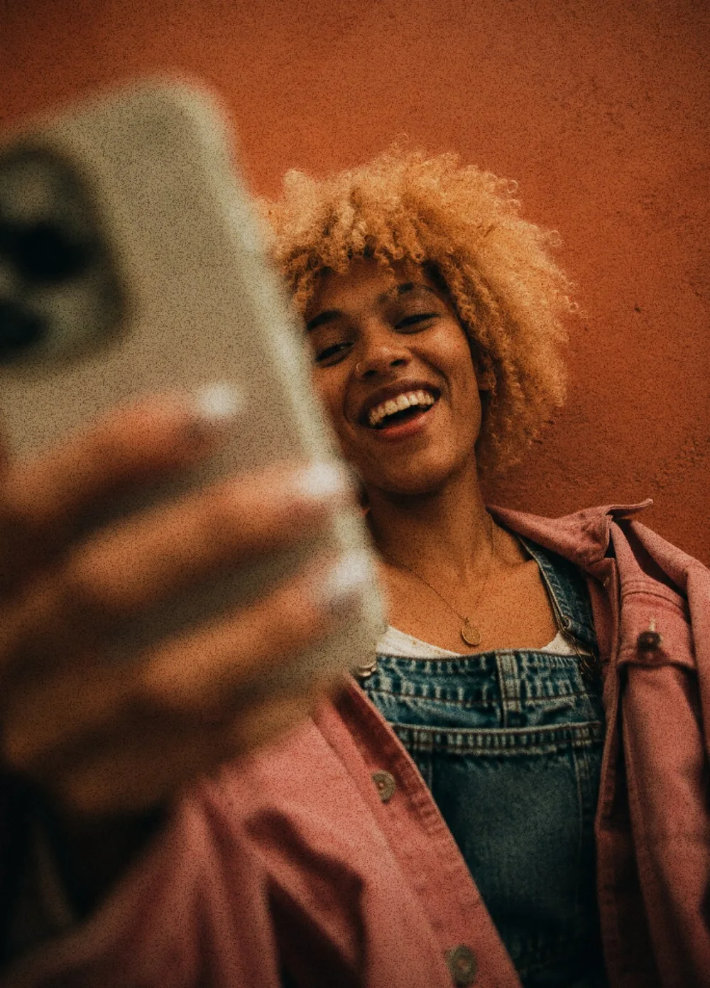 Une cliente sourit à son téléphone