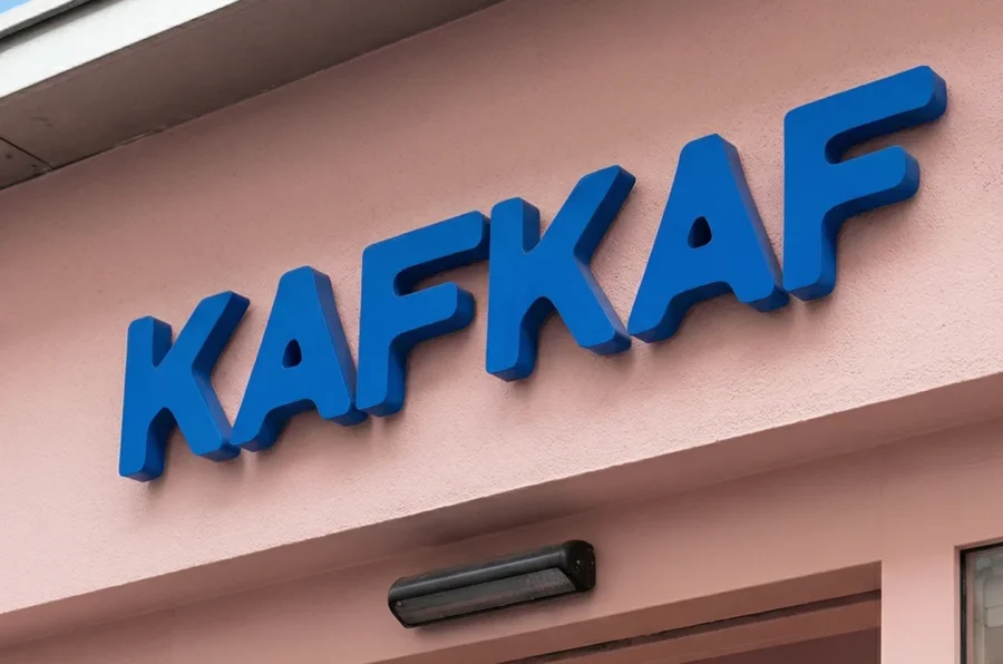 L'enseigne Kafkaf en lettres bleues en relief sur une façade rose