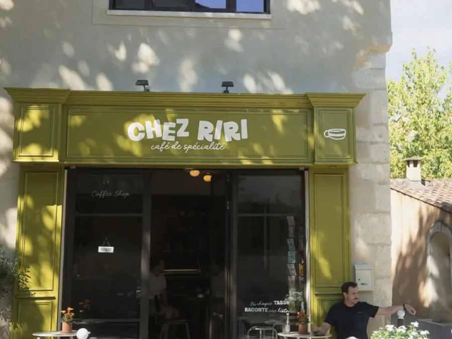 La devanture vert olive de Chez Riri, peinte à la main