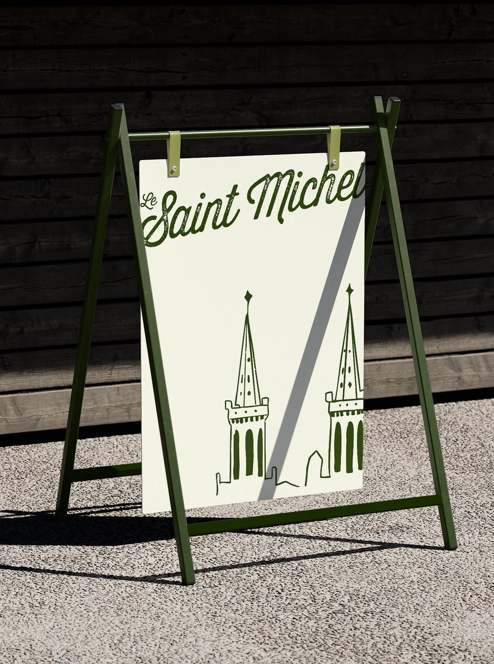 Chevalet vert avec le logo Le Saint Michel et les deux clochers