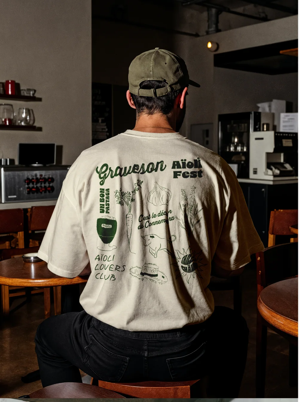 T-shirt Graveson Aïoli Fest illustré : pastis, ail, carottes, taureau, chapeau de paille