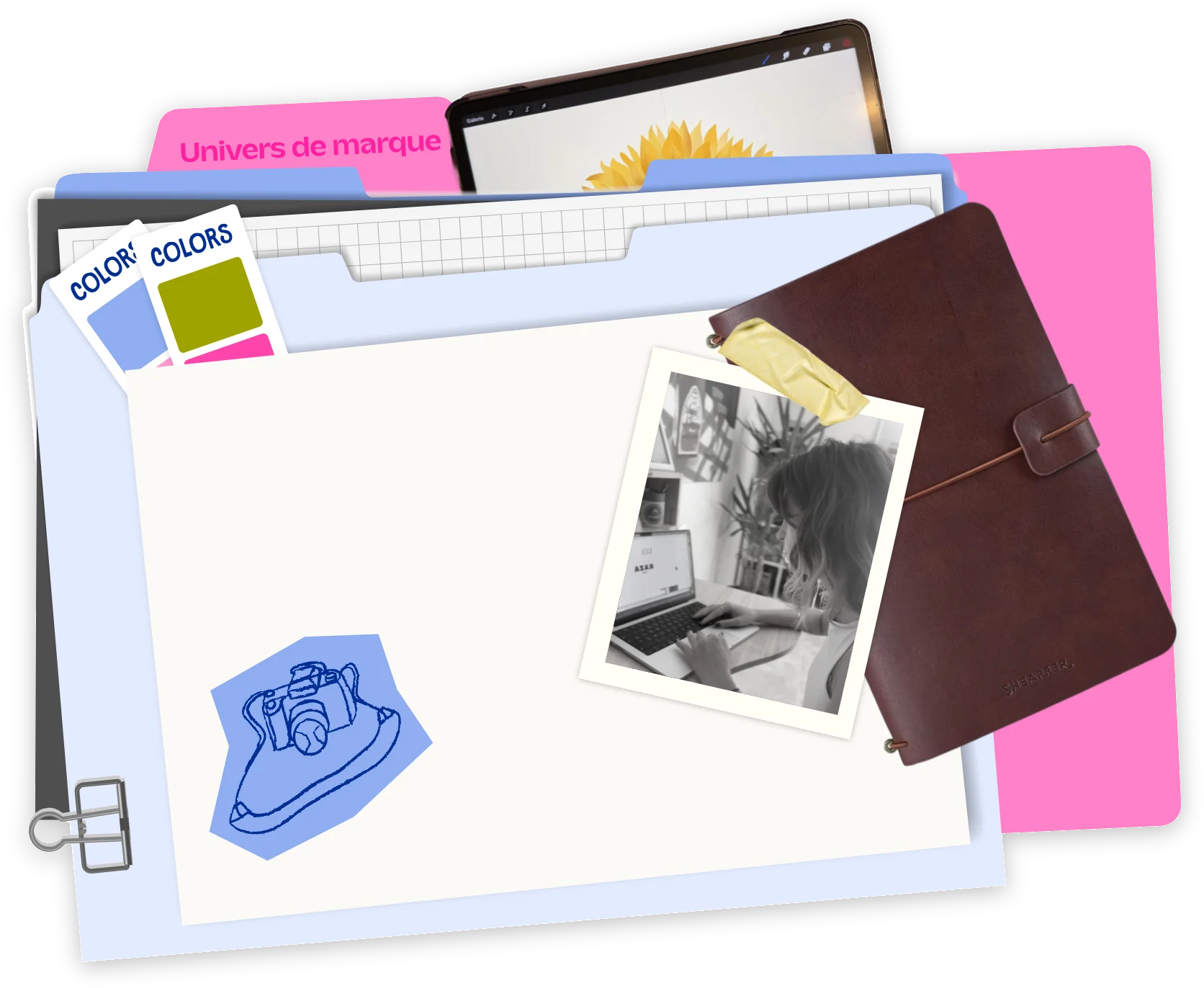 Un dossier ioio ouvert : nuancier, tablette, carnet et photo d'Iona au travail